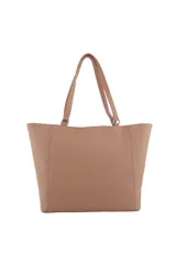 Cartera tote marrón de cuero sintético con bolsillo frontal con cierre, tachas plateadas en los laterales y organizador interno.