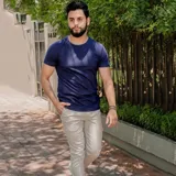 Remera negra de manga corta con cuello redondo a la base, corte regular fit.