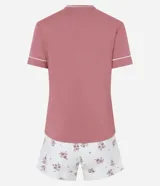 Conjunto de pijama short doll confeccionado en viscosa. Incluye una blusa de manga corta con detalles en contraste y un short con cintura elástica y estampado floral.