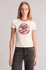 Remera de algodón color crudo, de calce slim, con cuello redondo y mangas cortas con ribete en color bordó. Estampado frontal con el logo de los Rolling Stones World Tour 1981.