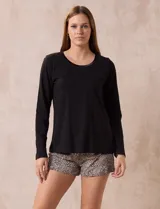 Pijama de dos piezas compuesto por una remera negra de manga larga con escote redondo y bolsillo en el pecho, y un short con estampado animal print.