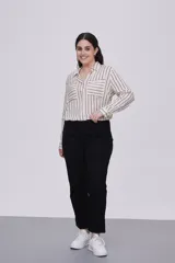 Pantalón negro cropped de calce recto, confeccionado en algodón y spandex, con bolsillos laterales y cintura media.