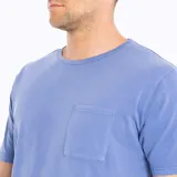 Remera azul melange de algodón con cuello redondo y bolsillo abierto en el pecho.