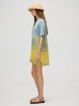 Vestido corto de punto con corte básico, cuello redondo y puños a rayas en color contrastante.