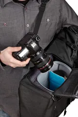 Mochila Thule Covert DSLR Rolltop color gris oscuro, con cubierta enrollable, diseñada para transportar equipo de fotografía y artículos personales. Incluye compartimento acolchado para cámara y lentes, múltiples bolsillos organizadores y correas ajustables.