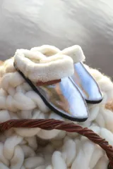Pantuflas unisex de cuero con forro de corderito, extremadamente calentitas y cómodas.