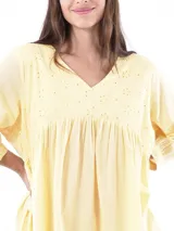 Vestido corto blanco con escote en V y mangas 3/4.