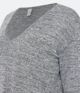 Blusa gris de viscosa texturizada, con mangas largas y escote en pico.