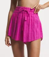 Short de playa fucsia de algodón texturizado, con cintura elástica y lazo ajustable.