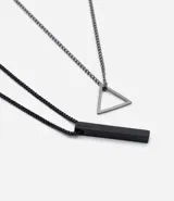 Set de dos collares de acero inoxidable color negro y plateado, con cadena de eslabones y colgantes geométricos: un triángulo y una barra rectangular.