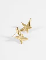 Par de aros tipo stud plateados con forma de estrella tridimensional y acabado liso.