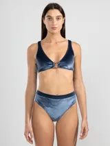 Bombacha de bikini tiro alto confeccionada en terciopelo azul con textura a rayas finas.