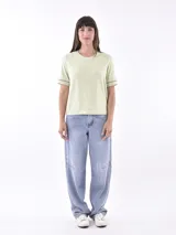 Remera verde claro de mangas cortas con detalle de calado en los bordes.
