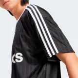 Camiseta negra de corte holgado con cuello redondo blanco y mangas cortas con tres rayas blancas en los hombros. Logo de Adidas en el pecho.