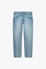 Pantalón de jean celeste de corte recto, tiro medio, con cinco bolsillos y trabillas.