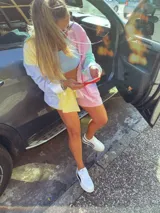 Short con cintura elástica, diseño a rayas verticales en colores pastel y bolsillos laterales.