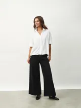 Camisa blanca de mangas cortas con textura.