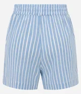 Short corto de viscosa y lino a rayas verticales celestes y blancas, con cintura elástica y cordón ajustable. Modelo tipo boxer.