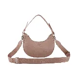 Cartera bandolera de cuero sintético color rosa con correa de hombro ajustable y correa bandolera ancha con logo de la marca.