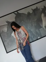 Top tejido a crochet con flecos largos en colores blanco, rojo y azul.