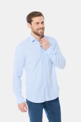 Camisa de lino blanca de manga larga, con bolsillo en el pecho con logo bordado y botones personalizados.