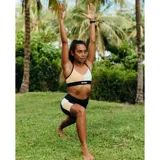 Top deportivo color menta con detalles en colores pastel, diseñado para actividades acuáticas y deportivas.