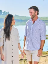 Camisa de hombre a cuadros azules y blancos, de manga larga con cuello abotonado.