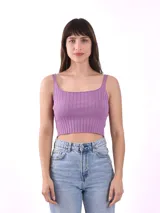 Musculosa corta de tejido de punto acanalado, color lila, con breteles anchos y escote cuadrado.