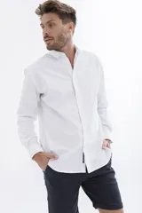 Camisa rosa de manga larga con cuello clásico y cierre frontal con botones. Corte recto.