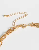 Collar corto dorado de cadenas con multidijes esmaltados y de metal, con cierre de mosquetón.