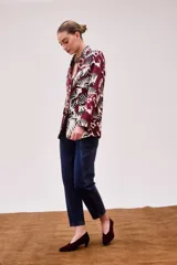 Blazer con estampado abstracto en tonos borgoña, negro y blanco, de corte clásico y solapas con muesca.