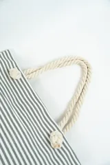 Bolso tipo tote con rayas horizontales rojas y blancas en la parte superior y base color beige. Asas de soga gruesa.