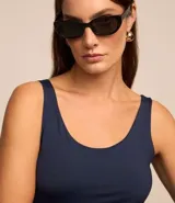 Musculosa azul marino de poliamida con escote en U y breteles anchos.
