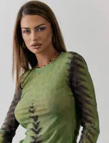 Top de microtul verde con estampado abstracto en tonos verdes y negros, de mangas largas y cuello redondo.