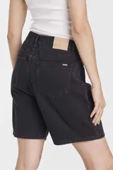 Bermuda de jean negra de tiro alto.