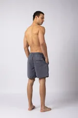 Short de baño gris con cintura elastizada y cordón ajustable. Tiene bolsillos laterales y logo de la marca en la pierna derecha.