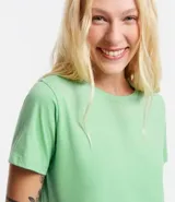 Blusa básica de algodón color tostado, de manga corta con dobladillo y nudo frontal.