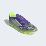 Championes de fútbol Adidas F50 Club, color violeta con detalles en blanco y amarillo flúor.
