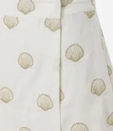 Short pollera de cintura alta, confeccionado en viscolino con estampado de caracolas.