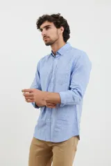 Camisa celeste de lino y algodón, de corte clásico, con cuello button-down y manga larga.