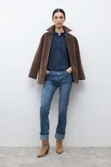 Camisa de vestir color azul marino, con cuello clásico y cierre frontal de botones.