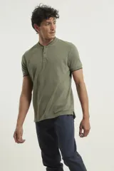 Remera roja de piqué manga corta con cuello mao.