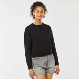 Sweater negro de punto suave con cuello redondo y mangas largas.