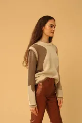 Sweater de punto con diseño abstracto en colores beige, marrón y negro.