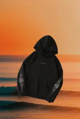 Hoodie negro con capucha y estampado en la espalda con la frase "Glassy Waves" en letras blancas con efecto de llamas.