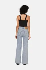 Pantalones de jean celeste claro, de tiro alto y corte acampanado.