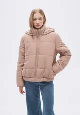 Campera puffer color rosa pálido con capucha, cierre frontal con cremallera y bolsillos laterales.