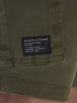 Bermuda de gabardina color marrón con múltiples bolsillos tipo cargo.