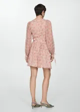 Vestido corto con estampado paisley en tonos rosa y naranja, con mangas largas abullonadas y aberturas laterales.