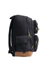 Mochila negra con base marrón, múltiples bolsillos frontales y laterales, tiras regulables y espalda acolchada.